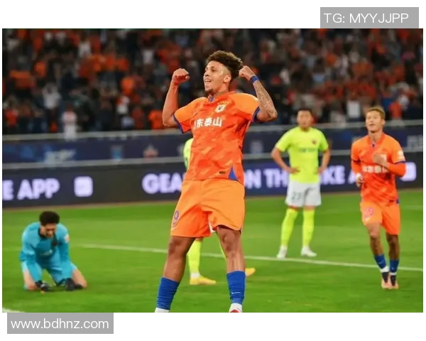 足球明星日常生活中的逛街瞬间展现他们的时尚品味与生活态度